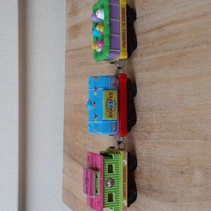 Thomas & friends take n play Easter train cars.
